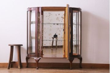 イギリス家具　チーク材　遊び心を感じる優雅な猫脚のガラスキャビネット(リキュールキャビネット、ガラスケース、飾り棚)
