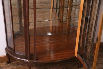 イギリス家具　チーク材　遊び心を感じる優雅な猫脚のガラスキャビネット(リキュールキャビネット、ガラスケース、飾り棚)