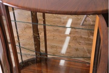 イギリス家具　チーク材　遊び心を感じる優雅な猫脚のガラスキャビネット(リキュールキャビネット、ガラスケース、飾り棚)