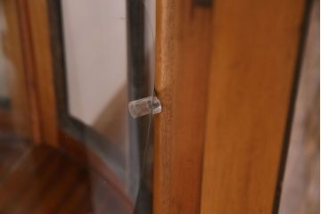 イギリス家具　チーク材　遊び心を感じる優雅な猫脚のガラスキャビネット(リキュールキャビネット、ガラスケース、飾り棚)