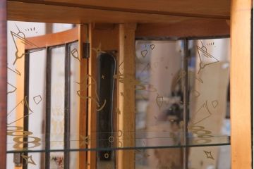 イギリス家具　チーク材　遊び心を感じる優雅な猫脚のガラスキャビネット(リキュールキャビネット、ガラスケース、飾り棚)