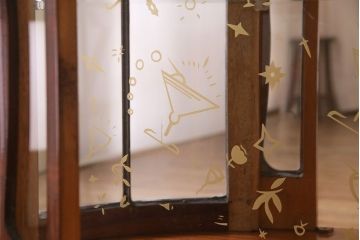 イギリス家具　チーク材　遊び心を感じる優雅な猫脚のガラスキャビネット(リキュールキャビネット、ガラスケース、飾り棚)