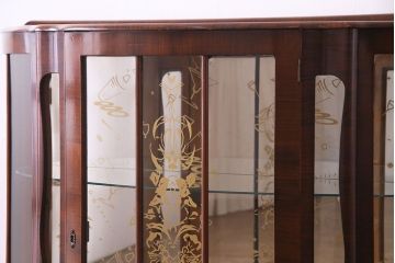 イギリス家具　チーク材　遊び心を感じる優雅な猫脚のガラスキャビネット(リキュールキャビネット、ガラスケース、飾り棚)