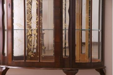 イギリス家具　チーク材　遊び心を感じる優雅な猫脚のガラスキャビネット(リキュールキャビネット、ガラスケース、飾り棚)