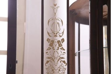 イギリス家具　チーク材　遊び心を感じる優雅な猫脚のガラスキャビネット(リキュールキャビネット、ガラスケース、飾り棚)