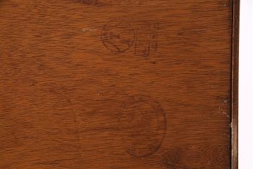 イギリス家具　チーク材　遊び心を感じる優雅な猫脚のガラスキャビネット(リキュールキャビネット、ガラスケース、飾り棚)