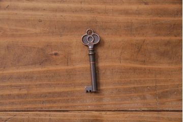 イギリス家具　チーク材　遊び心を感じる優雅な猫脚のガラスキャビネット(リキュールキャビネット、ガラスケース、飾り棚)