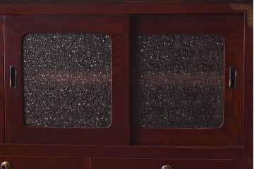 アンティーク家具　昭和中期　艶やかな漆塗りが目を惹く時代箪笥ローボード(戸棚、収納棚、リビングボード)