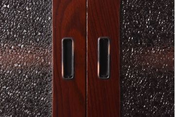 アンティーク家具　昭和中期　艶やかな漆塗りが目を惹く時代箪笥ローボード(戸棚、収納棚、リビングボード)