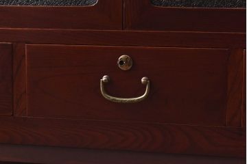 アンティーク家具　昭和中期　艶やかな漆塗りが目を惹く時代箪笥ローボード(戸棚、収納棚、リビングボード)