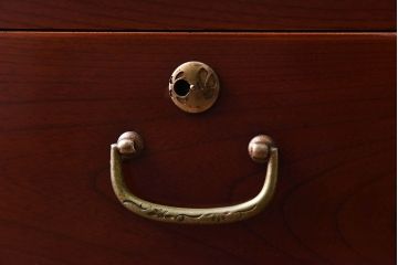 アンティーク家具　昭和中期　艶やかな漆塗りが目を惹く時代箪笥ローボード(戸棚、収納棚、リビングボード)