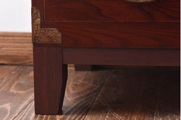 アンティーク家具　昭和中期　艶やかな漆塗りが目を惹く時代箪笥ローボード(戸棚、収納棚、リビングボード)