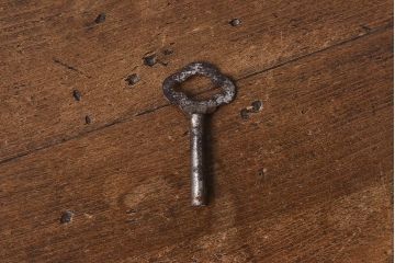 アンティーク家具　昭和中期　艶やかな漆塗りが目を惹く時代箪笥ローボード(戸棚、収納棚、リビングボード)