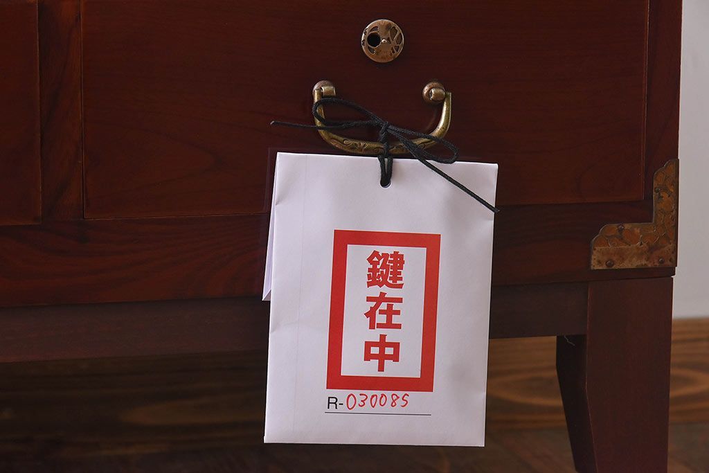 アンティーク家具　昭和中期　艶やかな漆塗りが目を惹く時代箪笥ローボード(戸棚、収納棚、リビングボード)