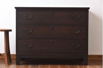 アンティーク家具　昭和中期　当時物の取っ手が愛らしい脚付箪笥ローチェスト(ローボード、衣装箪笥)(1)