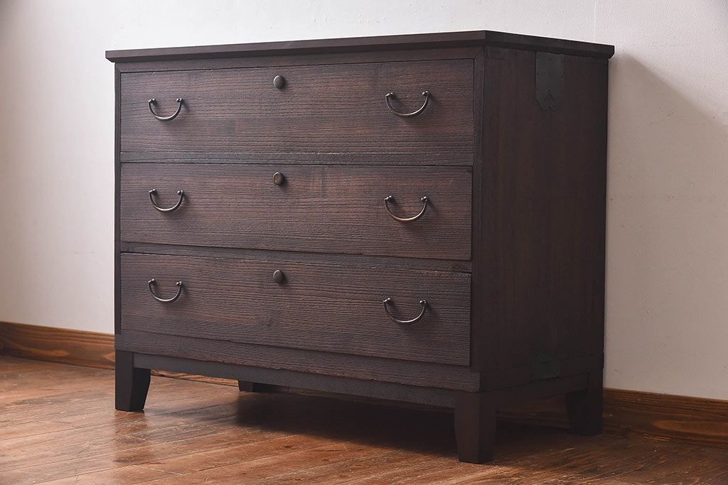 アンティーク家具　昭和中期　当時物の取っ手が愛らしい脚付箪笥ローチェスト(ローボード、衣装箪笥)(1)