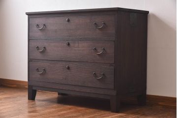 アンティーク家具　昭和中期　当時物の取っ手が愛らしい脚付箪笥ローチェスト(ローボード、衣装箪笥)(1)