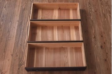 アンティーク家具　昭和中期　当時物の取っ手が愛らしい脚付箪笥ローチェスト(ローボード、衣装箪笥)(1)