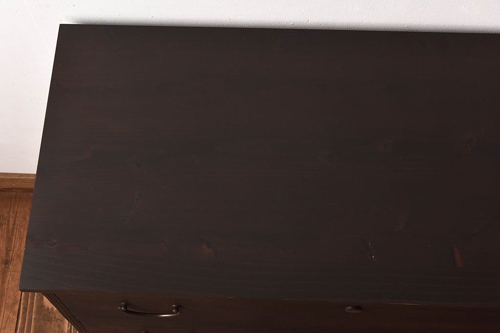 アンティーク家具　昭和中期　当時物の取っ手が愛らしい脚付箪笥ローチェスト(ローボード、衣装箪笥)(1)