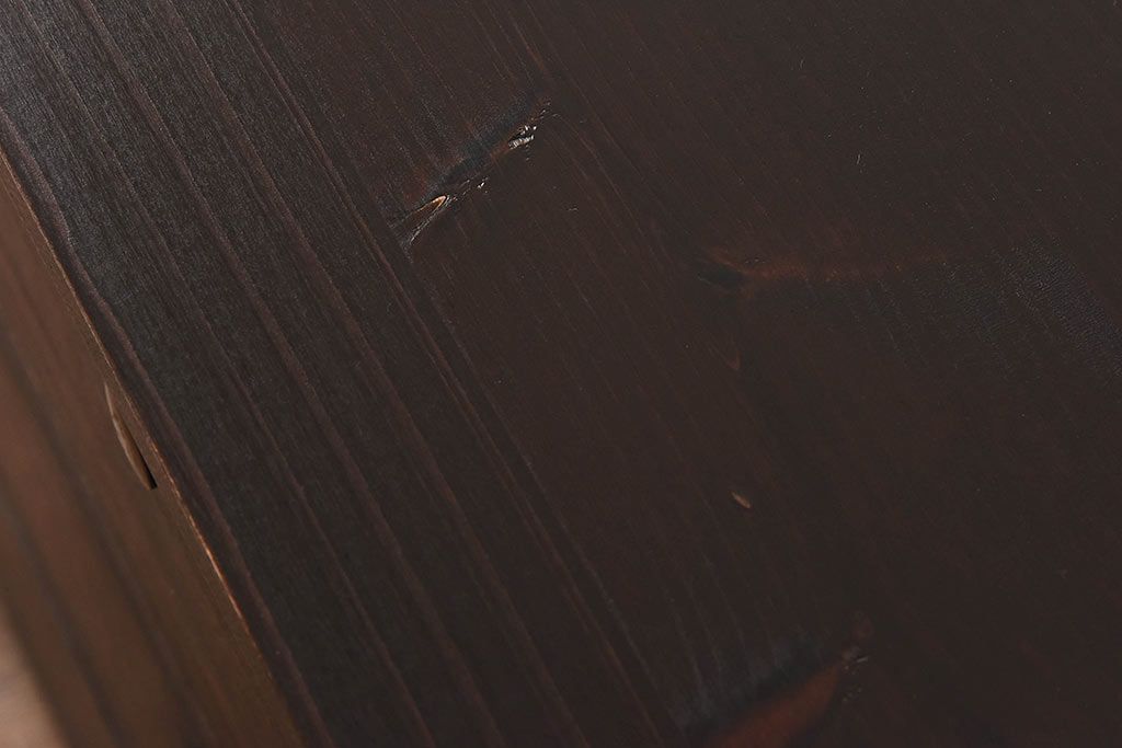 アンティーク家具　昭和中期　当時物の取っ手が愛らしい脚付箪笥ローチェスト(ローボード、衣装箪笥)(1)