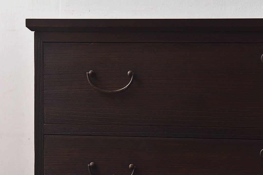 アンティーク家具　昭和中期　当時物の取っ手が愛らしい脚付箪笥ローチェスト(ローボード、衣装箪笥)(1)