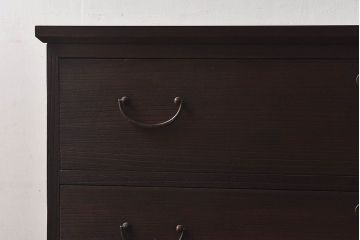 アンティーク家具　昭和中期　当時物の取っ手が愛らしい脚付箪笥ローチェスト(ローボード、衣装箪笥)(1)