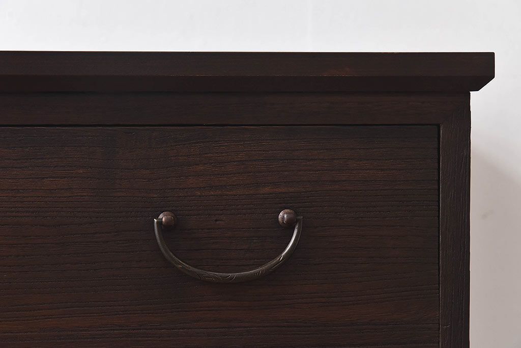 アンティーク家具　昭和中期　当時物の取っ手が愛らしい脚付箪笥ローチェスト(ローボード、衣装箪笥)(1)