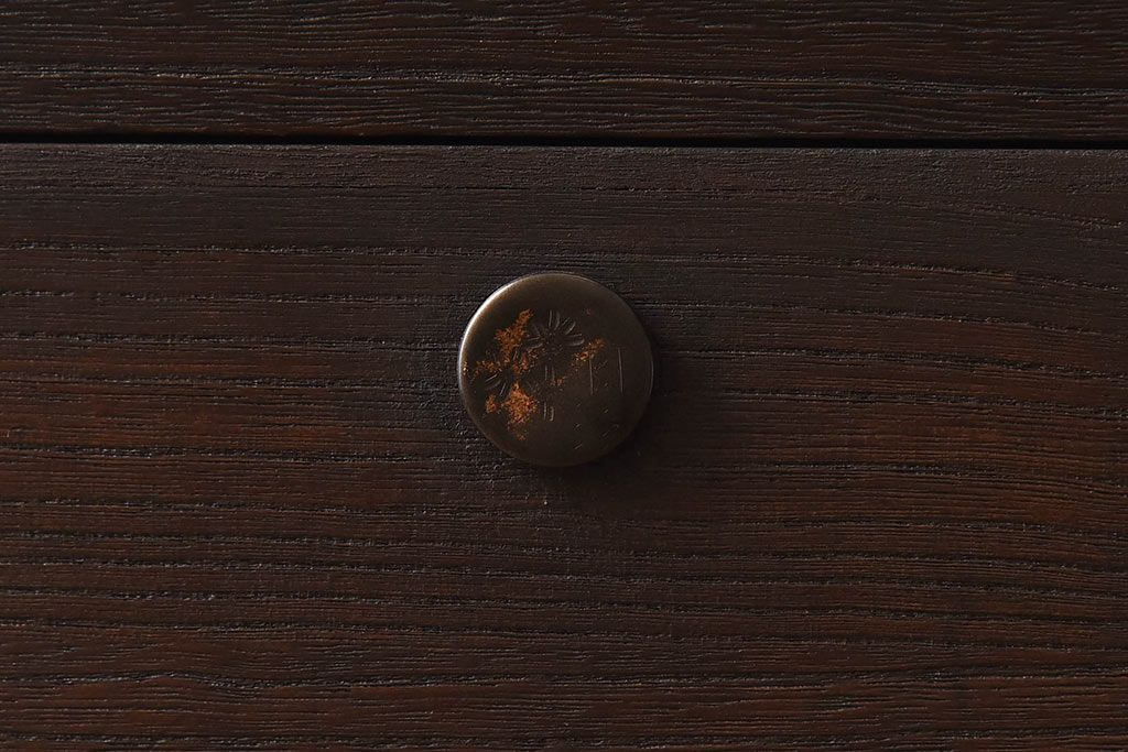 アンティーク家具　昭和中期　当時物の取っ手が愛らしい脚付箪笥ローチェスト(ローボード、衣装箪笥)(1)