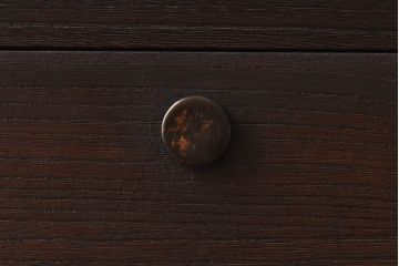 アンティーク家具　昭和中期　当時物の取っ手が愛らしい脚付箪笥ローチェスト(ローボード、衣装箪笥)(1)