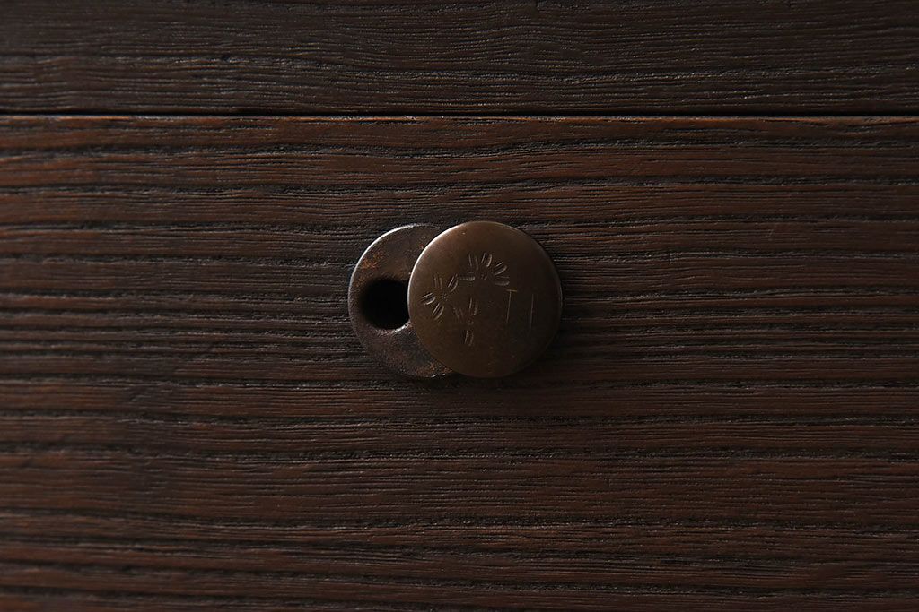 アンティーク家具　昭和中期　当時物の取っ手が愛らしい脚付箪笥ローチェスト(ローボード、衣装箪笥)(1)