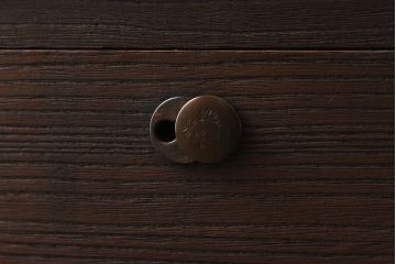 アンティーク家具　昭和中期　当時物の取っ手が愛らしい脚付箪笥ローチェスト(ローボード、衣装箪笥)(1)