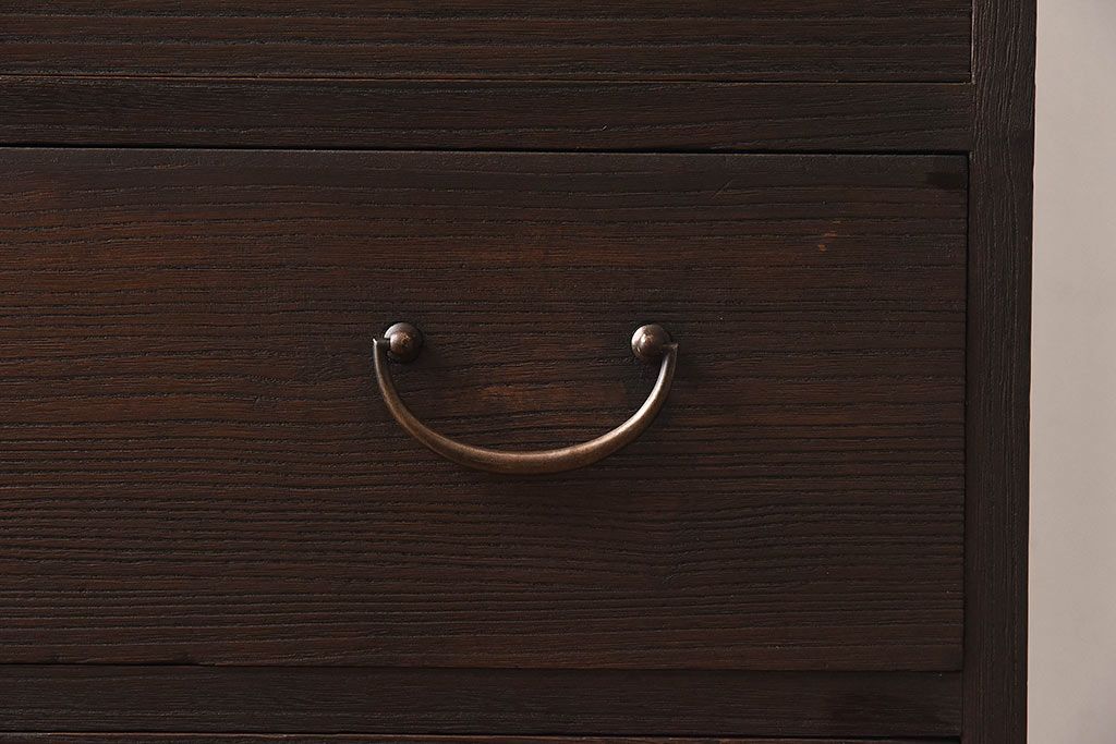 アンティーク家具　昭和中期　当時物の取っ手が愛らしい脚付箪笥ローチェスト(ローボード、衣装箪笥)(1)