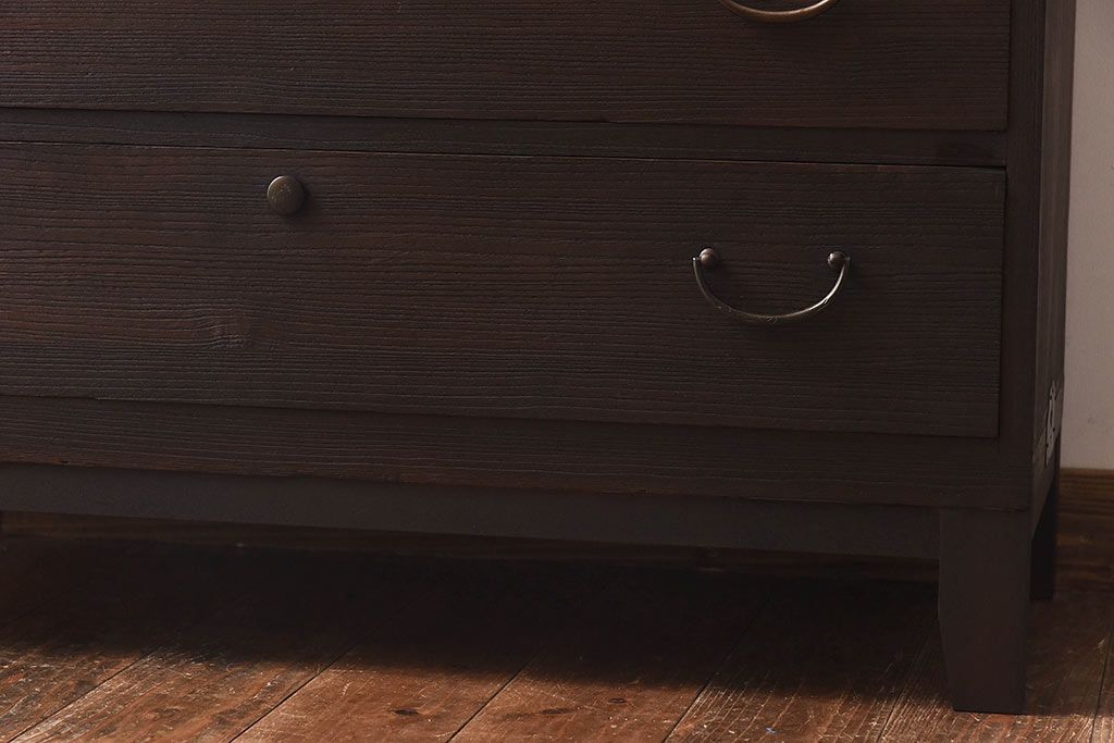アンティーク家具　昭和中期　当時物の取っ手が愛らしい脚付箪笥ローチェスト(ローボード、衣装箪笥)(1)