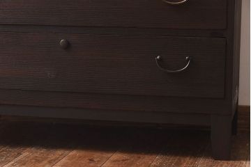 アンティーク家具　昭和中期　当時物の取っ手が愛らしい脚付箪笥ローチェスト(ローボード、衣装箪笥)(1)