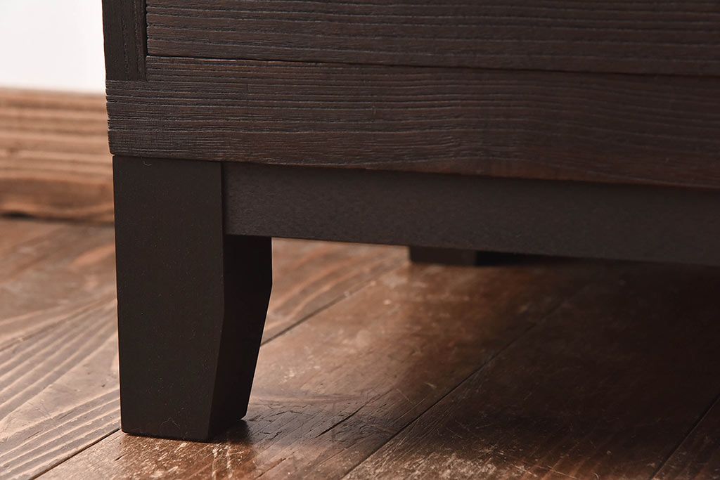 アンティーク家具　昭和中期　当時物の取っ手が愛らしい脚付箪笥ローチェスト(ローボード、衣装箪笥)(1)