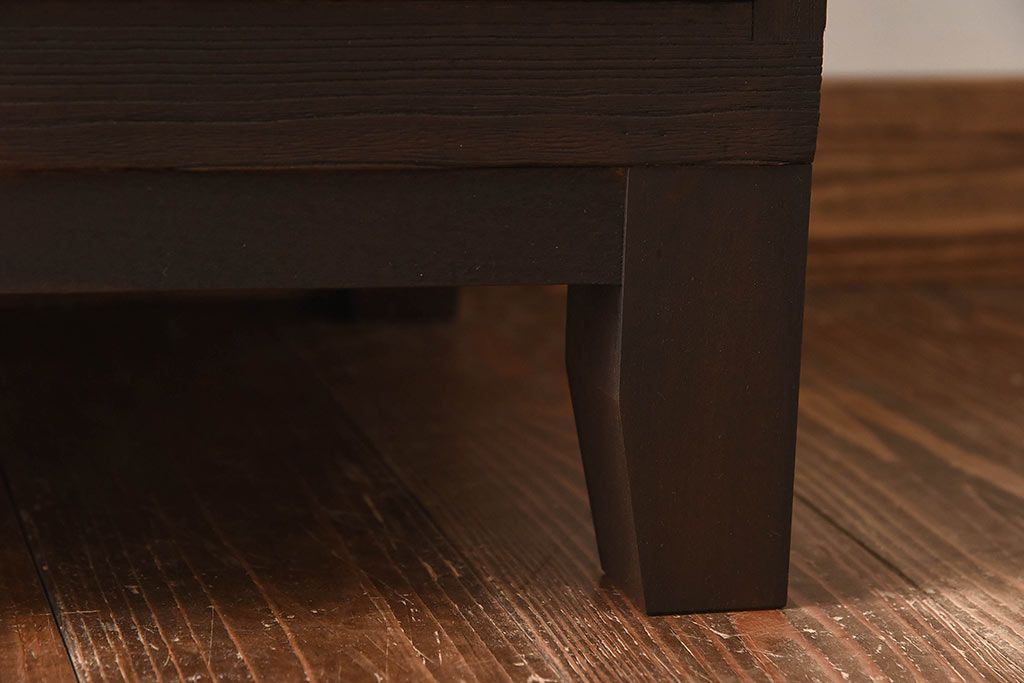 アンティーク家具　昭和中期　当時物の取っ手が愛らしい脚付箪笥ローチェスト(ローボード、衣装箪笥)(1)