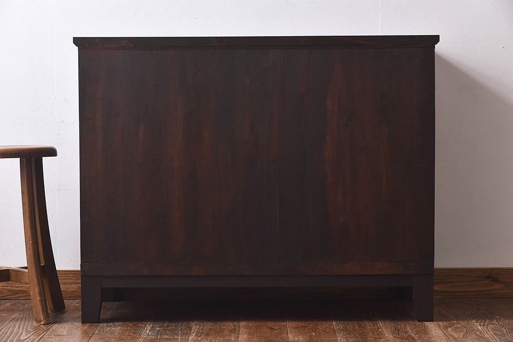 アンティーク家具　昭和中期　当時物の取っ手が愛らしい脚付箪笥ローチェスト(ローボード、衣装箪笥)(1)