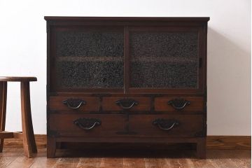 アンティーク家具　和製アンティーク　結霜ガラス入り!　立派な金具が目を惹く脚付き三国箪笥ローボード(時代箪笥、リビングボード、戸棚)