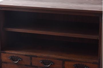 アンティーク家具　和製アンティーク　結霜ガラス入り!　立派な金具が目を惹く脚付き三国箪笥ローボード(時代箪笥、リビングボード、戸棚)