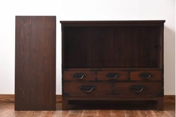 アンティーク家具　和製アンティーク　結霜ガラス入り!　立派な金具が目を惹く脚付き三国箪笥ローボード(時代箪笥、リビングボード、戸棚)