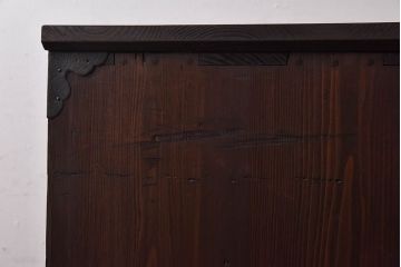 アンティーク家具　和製アンティーク　結霜ガラス入り!　立派な金具が目を惹く脚付き三国箪笥ローボード(時代箪笥、リビングボード、戸棚)