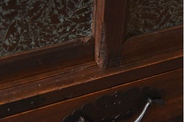 アンティーク家具　和製アンティーク　結霜ガラス入り!　立派な金具が目を惹く脚付き三国箪笥ローボード(時代箪笥、リビングボード、戸棚)