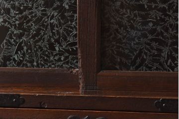 アンティーク家具　和製アンティーク　結霜ガラス入り!　立派な金具が目を惹く脚付き三国箪笥ローボード(時代箪笥、リビングボード、戸棚)