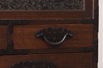 アンティーク家具　和製アンティーク　結霜ガラス入り!　立派な金具が目を惹く脚付き三国箪笥ローボード(時代箪笥、リビングボード、戸棚)