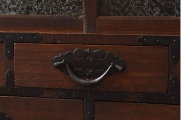 アンティーク家具　和製アンティーク　結霜ガラス入り!　立派な金具が目を惹く脚付き三国箪笥ローボード(時代箪笥、リビングボード、戸棚)