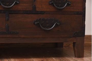 アンティーク家具　和製アンティーク　結霜ガラス入り!　立派な金具が目を惹く脚付き三国箪笥ローボード(時代箪笥、リビングボード、戸棚)