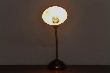 昭和レトロ　昔懐かしさを感じさせるスタンドライト(卓上照明、デスクスタンド)(1)