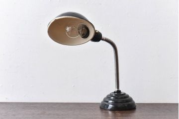 昭和レトロ　シンプルさが魅力の黒いスタンドライト(卓上照明、デスクスタンド)(1)