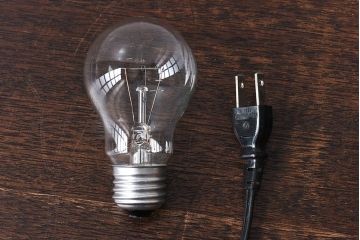 昭和レトロ　シンプルさが魅力の黒いスタンドライト(卓上照明、デスクスタンド)(1)
