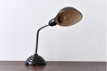 昭和レトロ　シンプルさが魅力の黒いスタンドライト(卓上照明、デスクスタンド)(2)